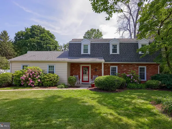 1330 Foxcroft Dr, Lancaster, PA 17601