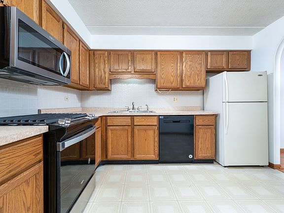 4th image of 6460 W Belle Plaine Ave APT 304