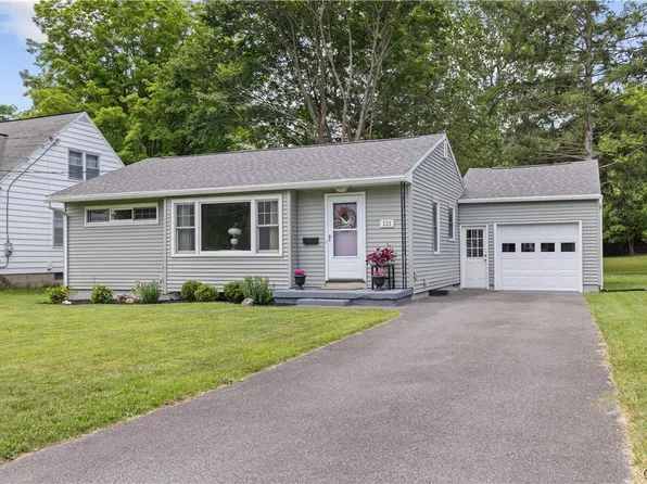 121 Eureka Dr, Manlius, NY 13104