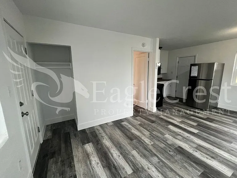 223 SE Roseville Ln — Photo 4