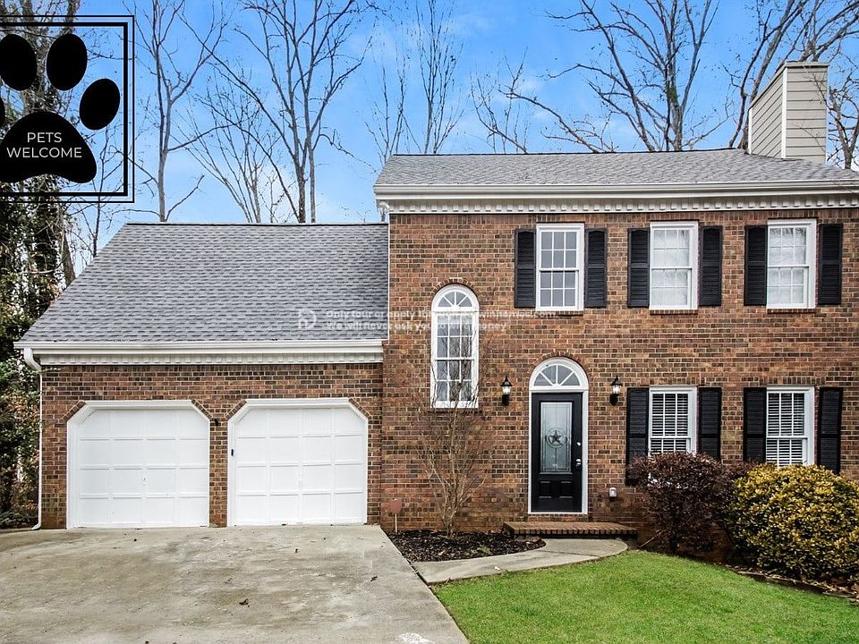 1st image of 720 Helga Dr NE