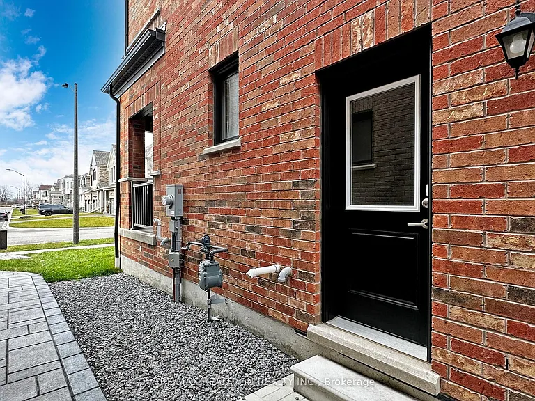 19 Macpherson St #BASEMENT — Photo 3