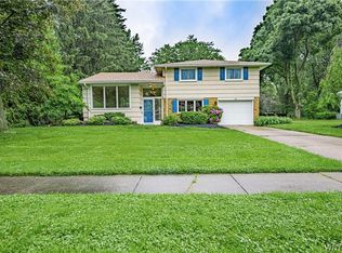 47 Lincolnshire Dr, Lockport, NY 14094