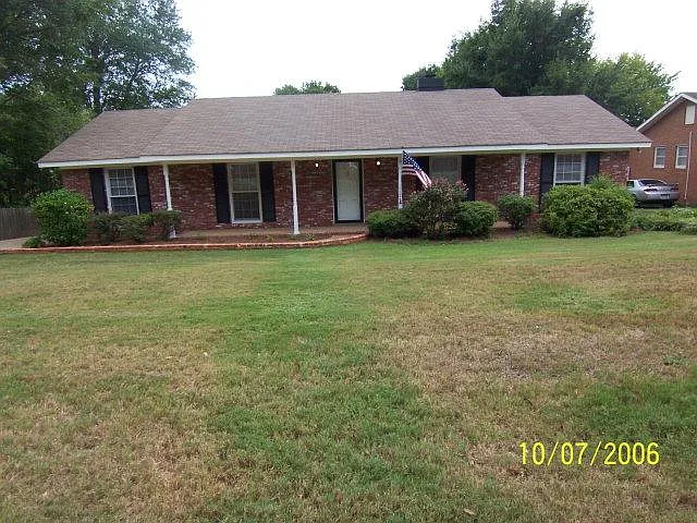 2218 Lancaster Dr photo 1