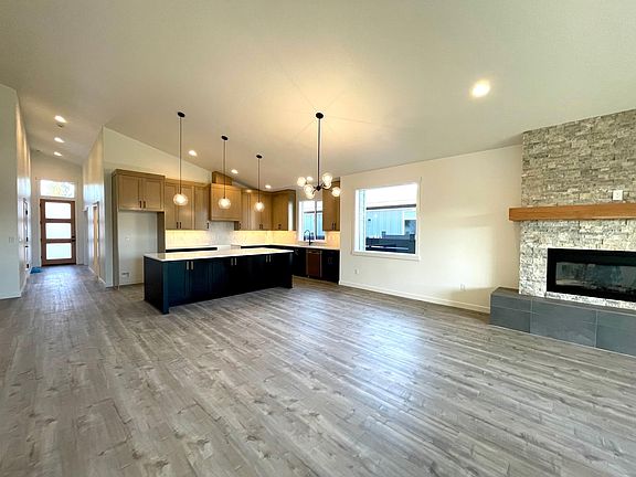 4th image of 411 E Diamond Peak Ave