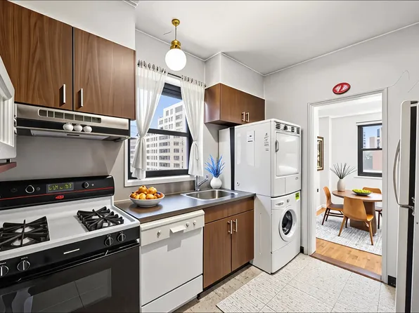 165 East 72nd Street image 4 of 12