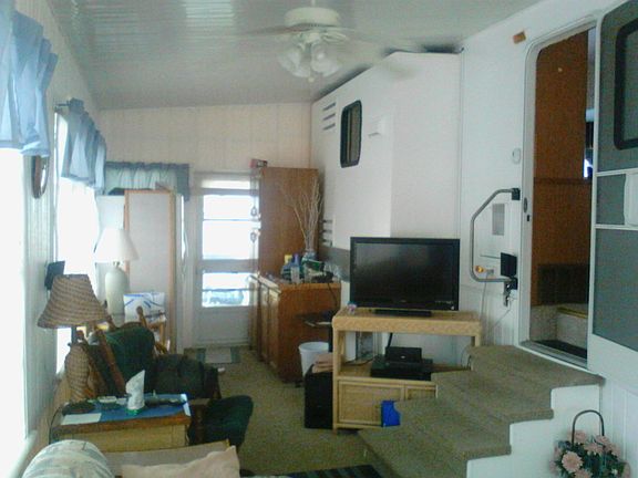 LOOKING IN FROM FRNT DOOR