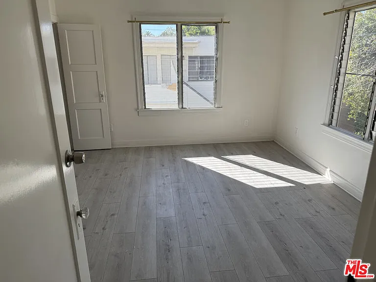 243 1/2 N Swall Dr — Photo 9