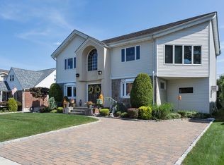 102 Primrose Dr, New Hyde Park, NY 11040