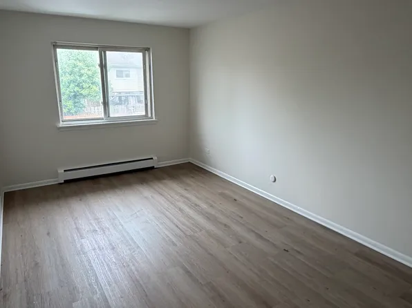 8808 Briar Ct APT 2C, Des Plaines, IL 60016