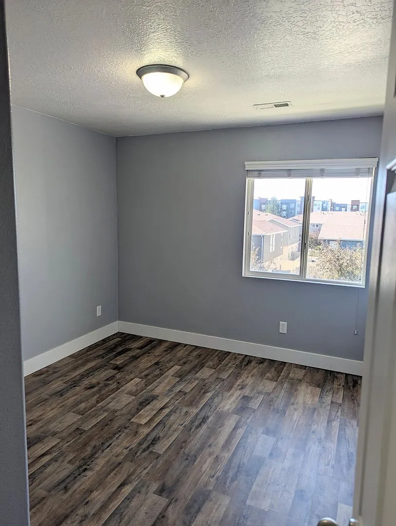 Beautiful 3 Bedroom Condo in Sandy! — Photo 2