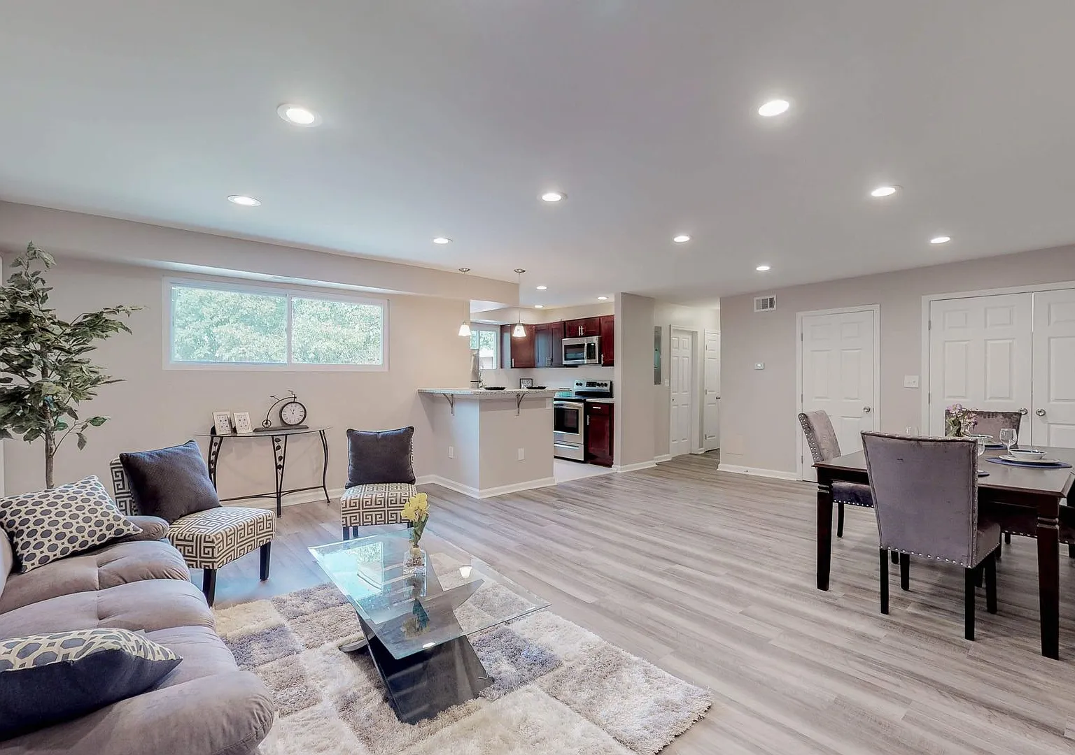1403 Wentworth Ave — Photo 3