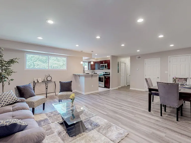 1403 Wentworth Ave — Photo 3