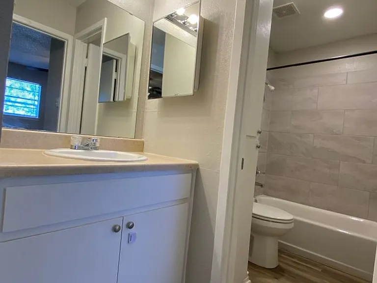 La Mesa Apartments — Photo 21