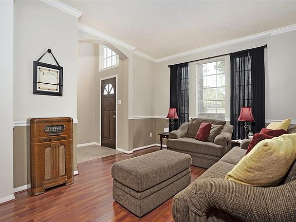 Wonderful windows with great sun light and beautiful flooring