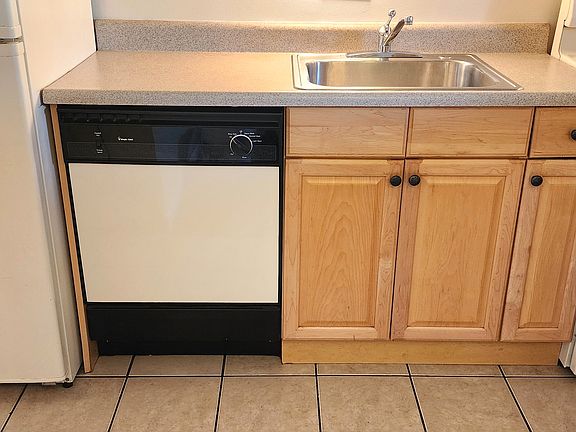 5th image of 918 S Logan St APT 102