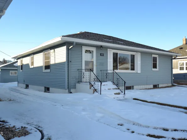 404 NE 1st St, Linton, ND 58552