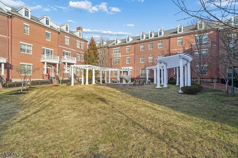 1st image of 8 Bellcourt Pl