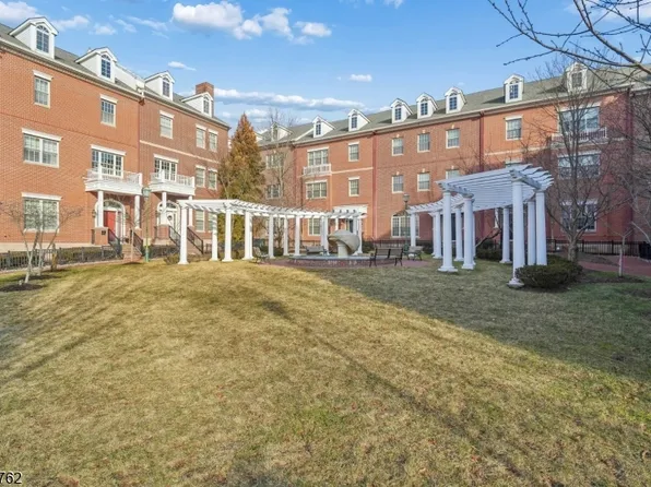 8 Bellcourt Pl, Livingston Twp., NJ 07039