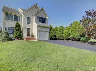 7 Park Pl, Helmetta, NJ 08828
