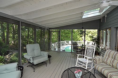 LOVELY SCREENED PORCH