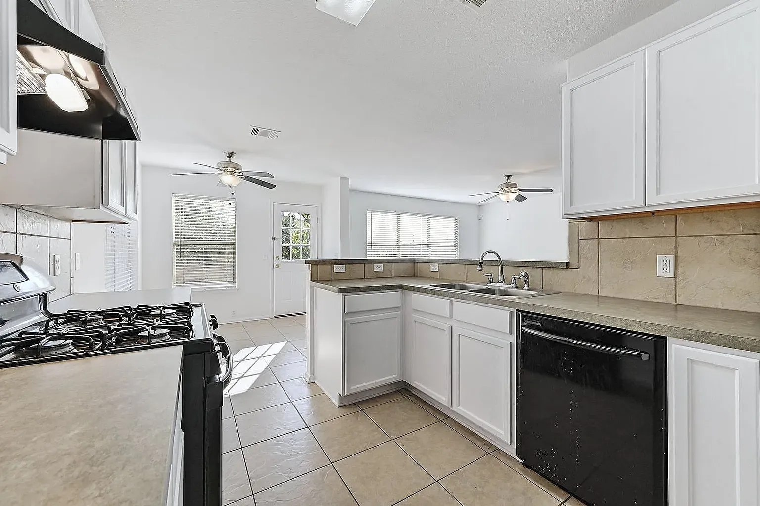 5 bed, 2448 sqft, $700 — Photo 3