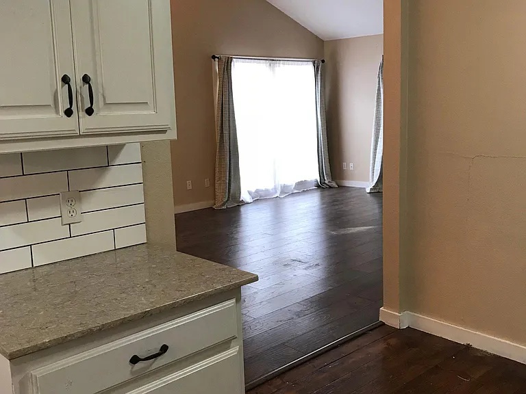 308 W Elm St — Photo 10
