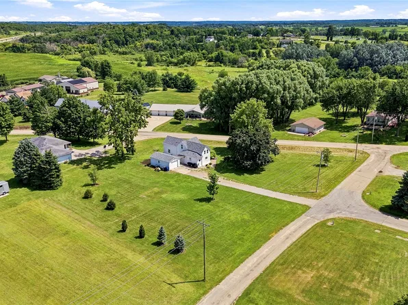 304 Maple St, Center Point, IA 52213
