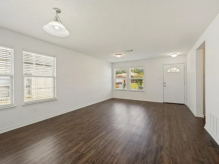 8013 Hidden Oaks Dr — Photo 6