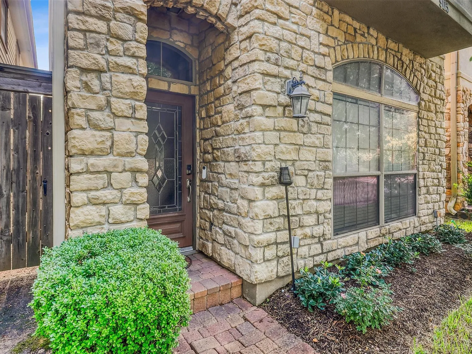 3 bed, 2.5 bath, 2359 sqft, $4,000 — Photo 2