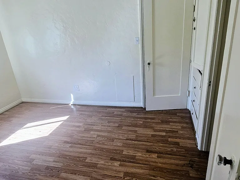 2422 E 7th St #1/2 — Photo 15