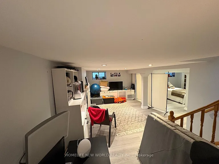 47 Lawrence Cres — Photo 17