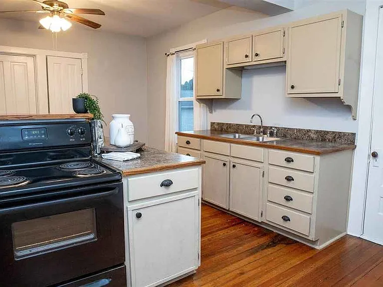 108 N Main St — Photo 10