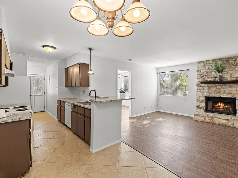 9807 Hundred Oaks Cir #B — Photo 3