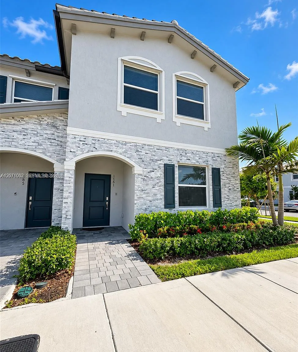 4 bed, 3.0 bath, 1615 sqft, $2,500 — Photo 1