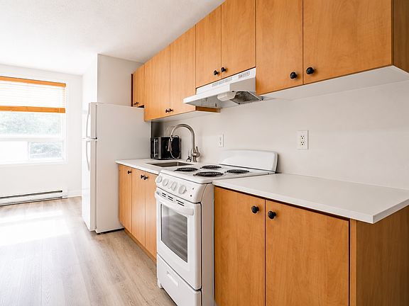 3rd image of 477 Cumberland St #1