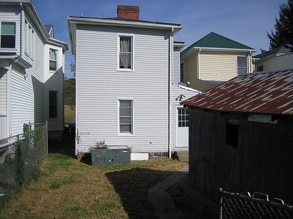 5th image of 834 E 2nd St