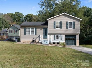 227 Bradshaw Ave, Hendersonville, NC 28792