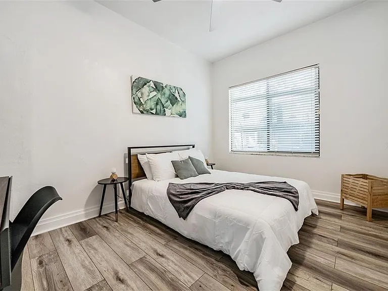 2325 W Green St — Photo 5