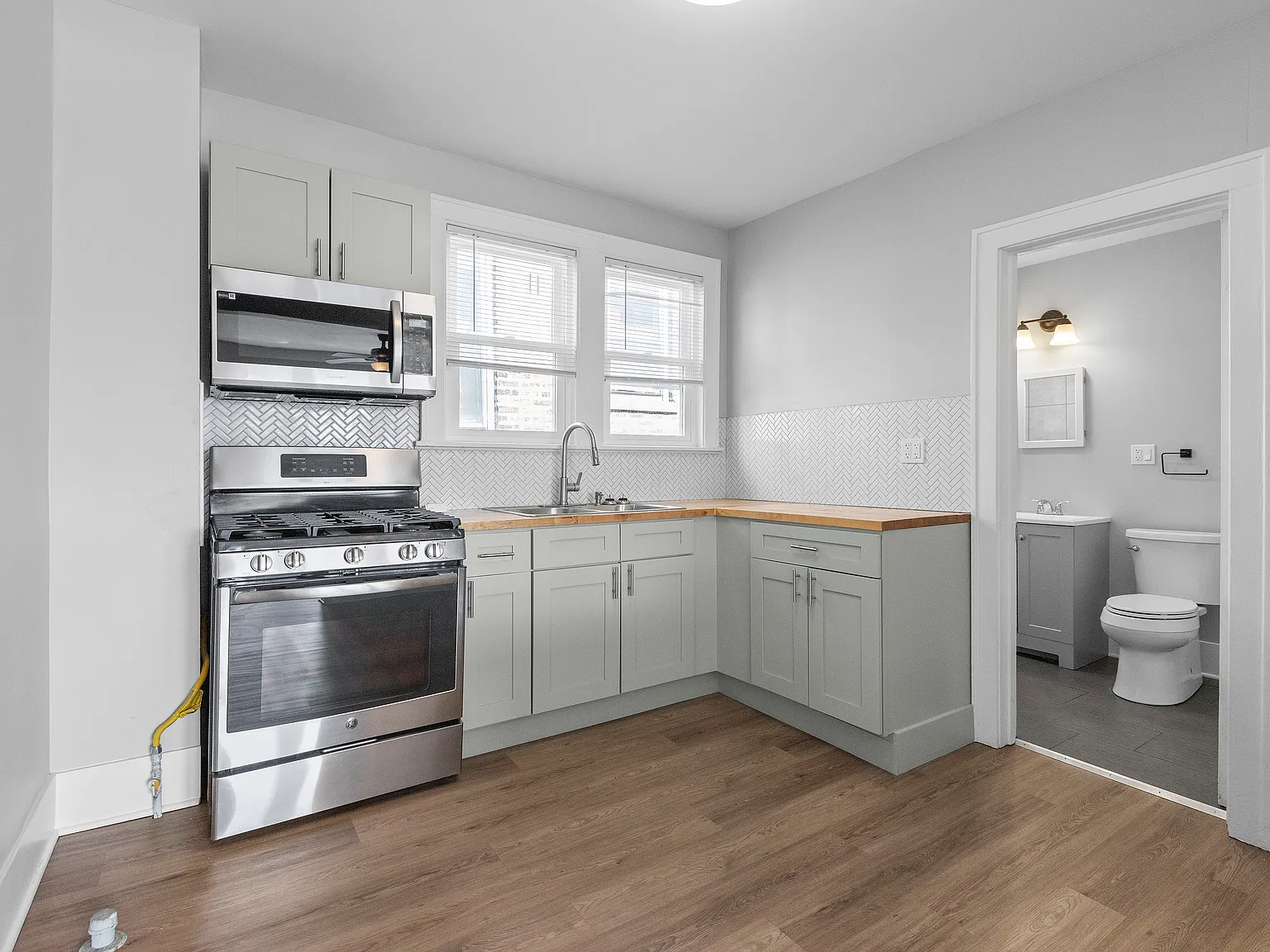 2 bed, 1.0 bath, $1,800 — Photo 3