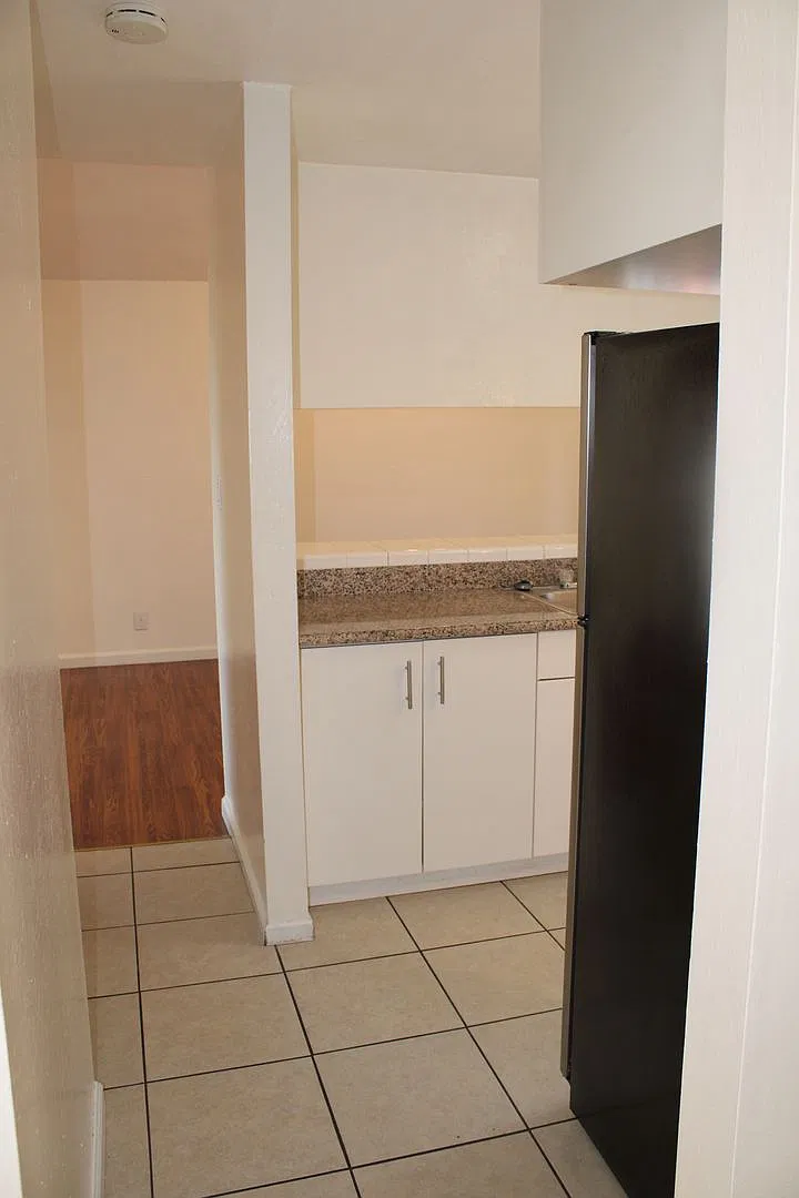 Bright 2 Bedroom, 2 Bathroom Condo, W/ Garage, Deck a Patio and Community Pool — Photo 3