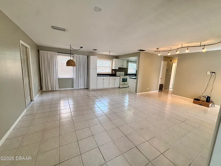 302 Fox Pl — Photo 2