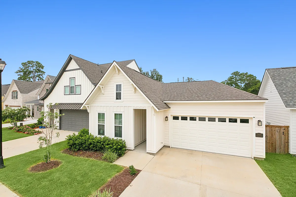 Building Photo - 9003 Magnolia Dr