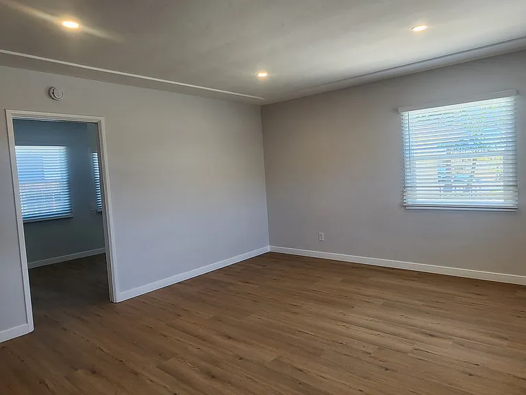 565 Flower St — Photo 6