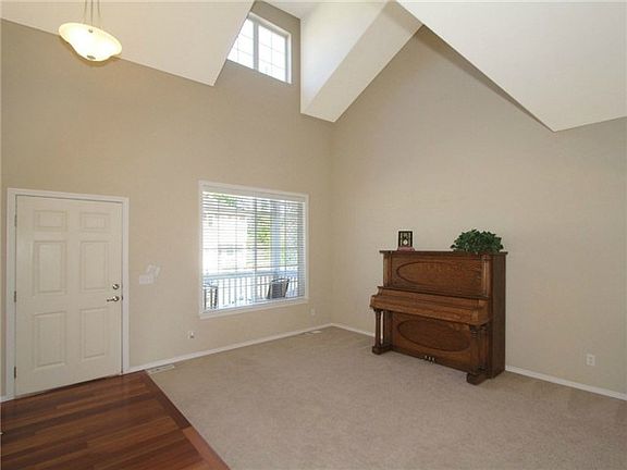 Notice the ceiling detail.