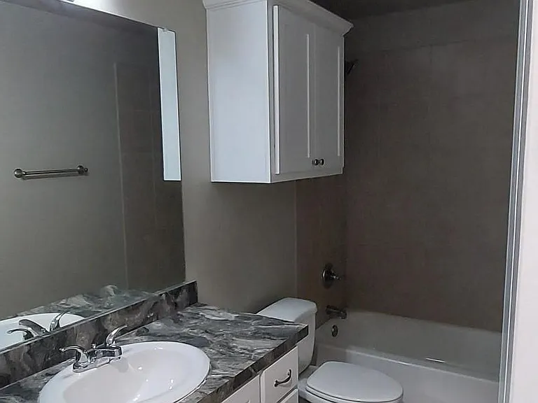 407 W Criner St #B — Photo 6