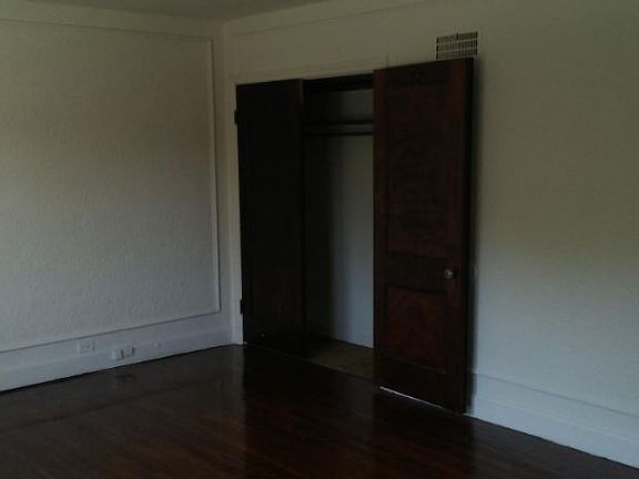 2nd image of 979 Debbe Ln APT 5