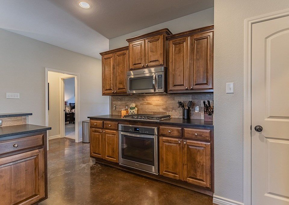 2nd image of 6015 Rio Grande Ave