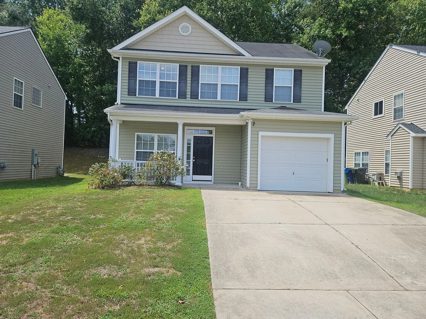 Charming 3br/2.5ba in SE Raleigh. Avail Now! — Photo 2