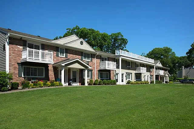 Fairfield Village At Coram — Photo 25